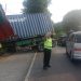 Sopir Ngantuk, Dua Truk Adu Banteng di Apollo Gempol Pasuruan hingga Tercebur Parit 8 Truk adu banteng.