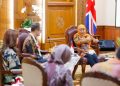 Bertemu Dubes Inggris HE. Dominic Jermey, Gubernur Khofifah Bahas Proyek Kereta SRRL dan Pendidikan 12 Dubes Inggris.