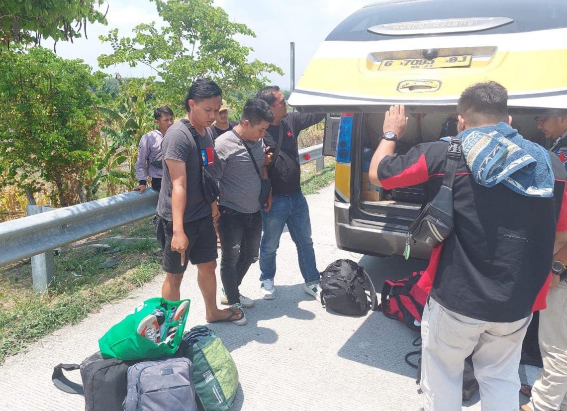 Curi Uang Wisatawan di Bali, Pria asal Makassar Dibekuk dalam Mobil Travel di Tol Gempol Pasuruan 1 Curi uang.