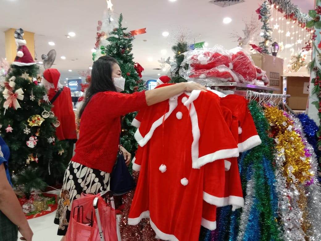 Pernak-pernik Natal di Pasar Atom.