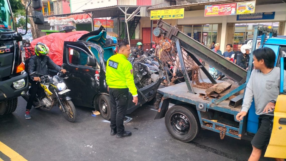 Ringsek! Kecelakaan Maut Pickup vs Truk Parkir di Gadang Malang, 1 Korban Tewas 1 Kecelakaan maut.