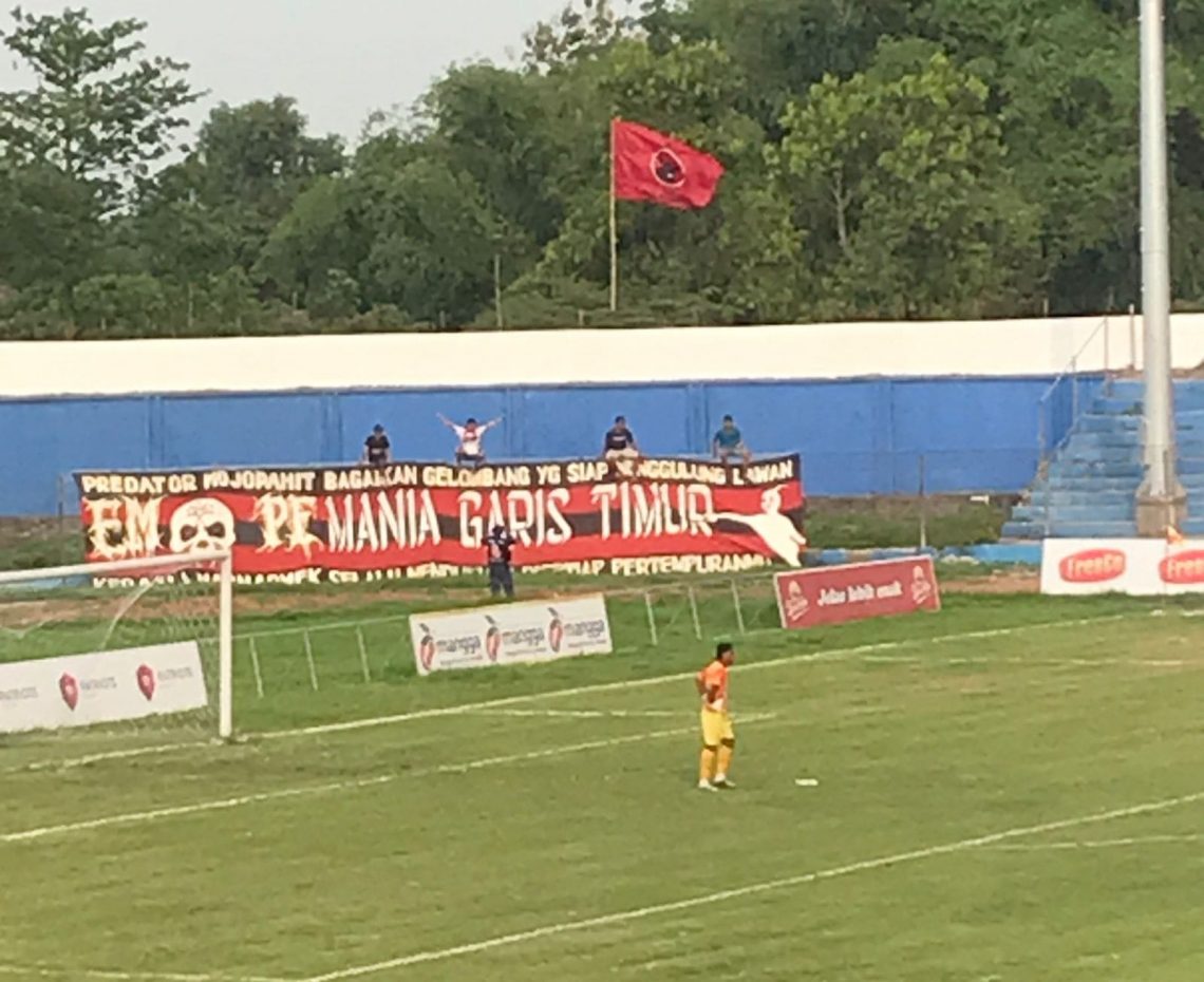 Soal Bendera Parpol di Sisi Timur Stadion Gajah Mada Mojokerto, Bawaslu: Tak Pantas secara Etika dan Estetika 1 Bendera parpol.