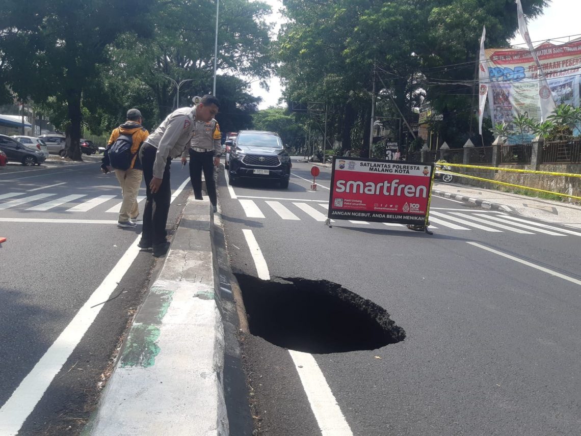 Ngeri! Aspal Jalan Bandung Malang Ambrol Sisakan Lubang Besar Sedalam 5 Meter 1 Aspal jalan.