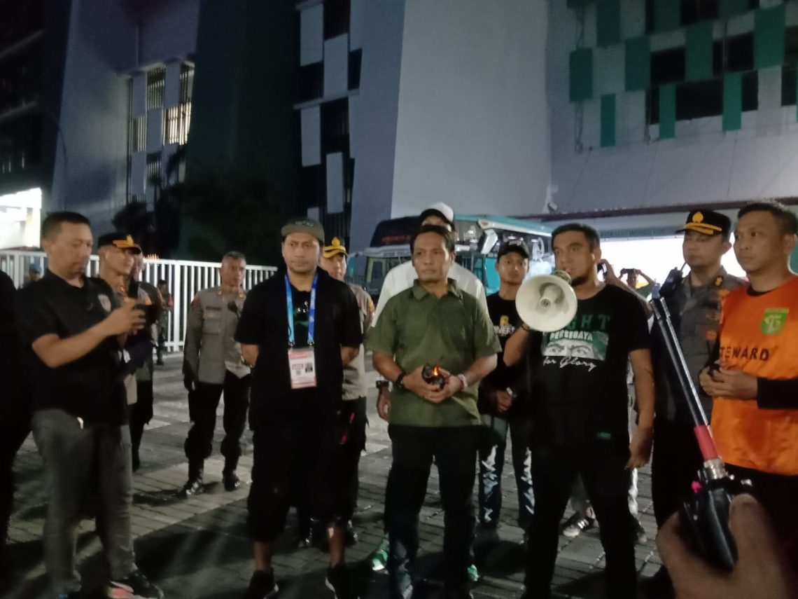 Teriakan "Yahya Out" Menggema dari Bonek usai Hasil Seri, Yahya Alkatiri: Saya Patuh Atasan 1 Yahya Alkatiri.