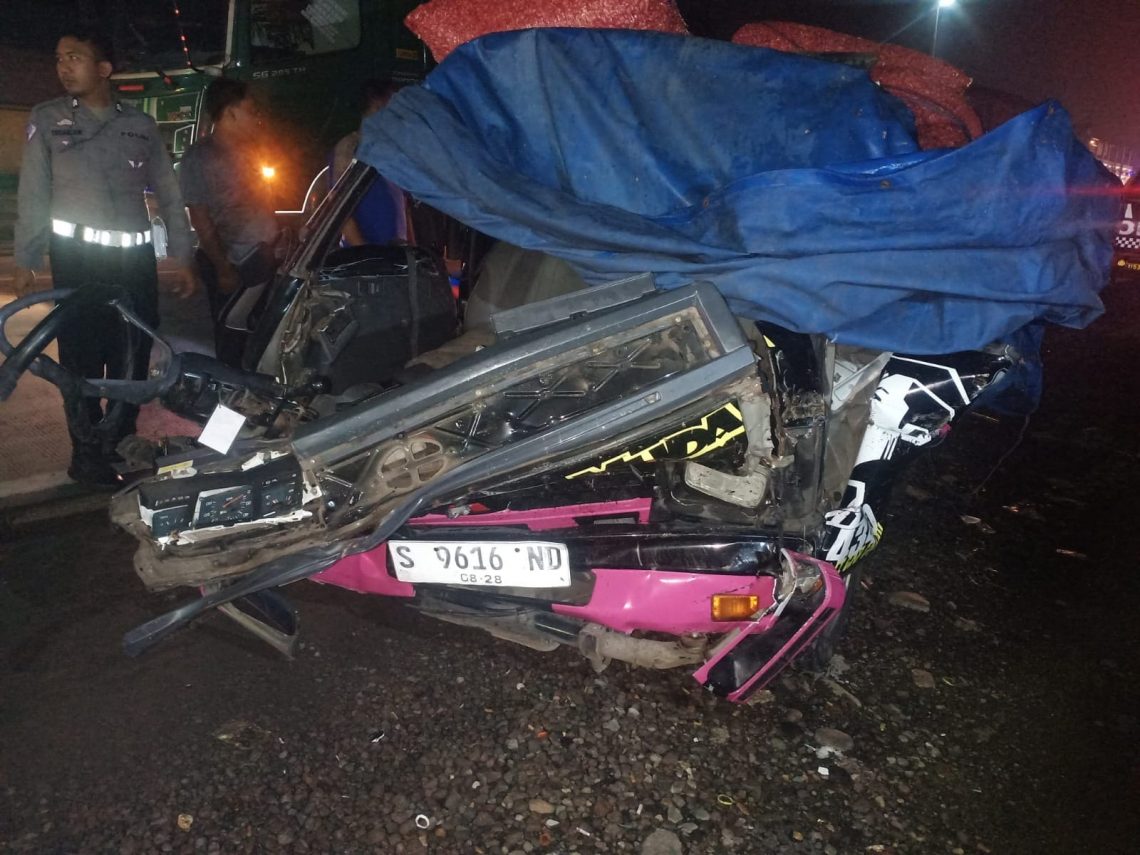 Laka Beruntun di Kenanten Mojokerto, Sopir Mobil Pickup Sempat Terjepit 1 Mobil pickup.
