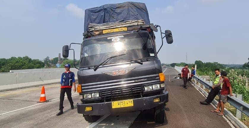 Mobil Pajero di Tol Grati.