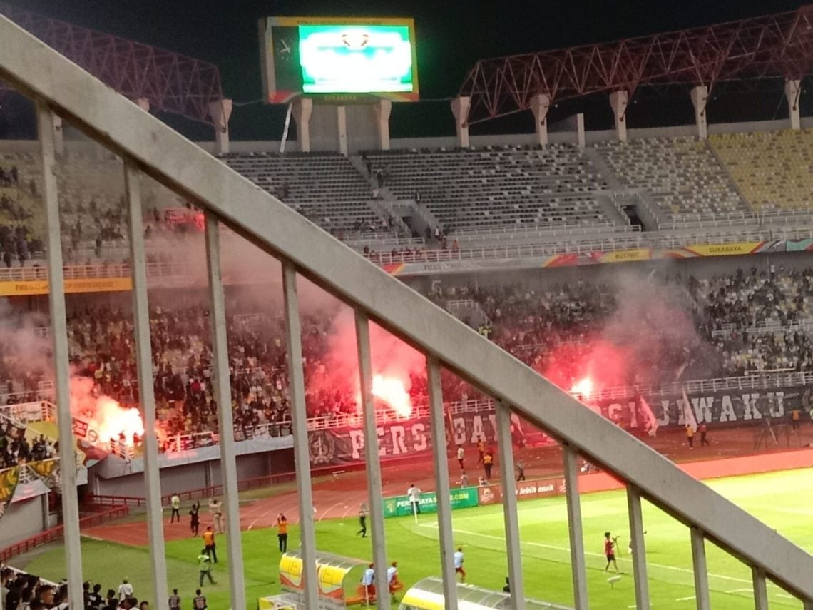Imbas Bonek Nyalakan Flare saat Laga Persebaya vs Persis Solo, Didenda Rp200 Juta 1 Persebaya vs Persis Solo.