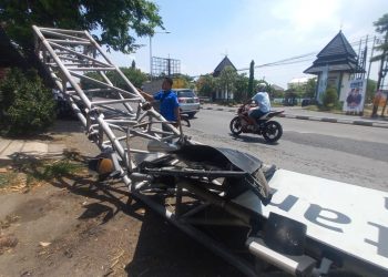 Tiang alat pengukur kecepatan.