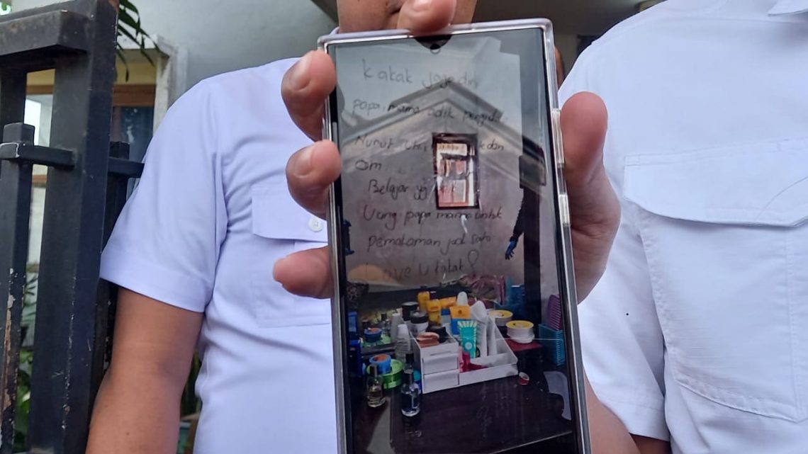 Pesan yang ditulis oleh korban W di cermin meja rias. Foto: Aisyah Nawangsari Putri