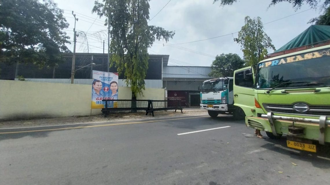 Diduga Langgar Aturan, APK Banner Prabowo-Gibran Terpasang di Dekat Gudang Logistik KPU Tuban 1 Prabowo-Gibran.