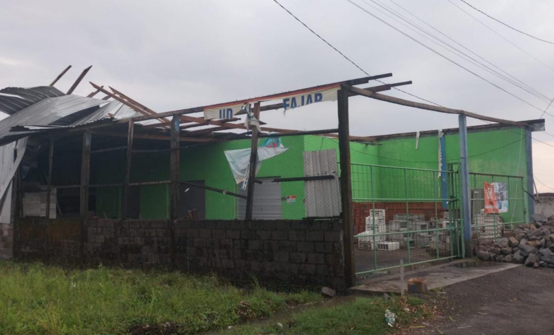 Kondisi salah satu rumah yang rusak akibat puting beliung di dua desa di Kecamatan Pandaan, Kabupaten Pasuruan. Foto: dok BPBD Kabupaten Pasuruan