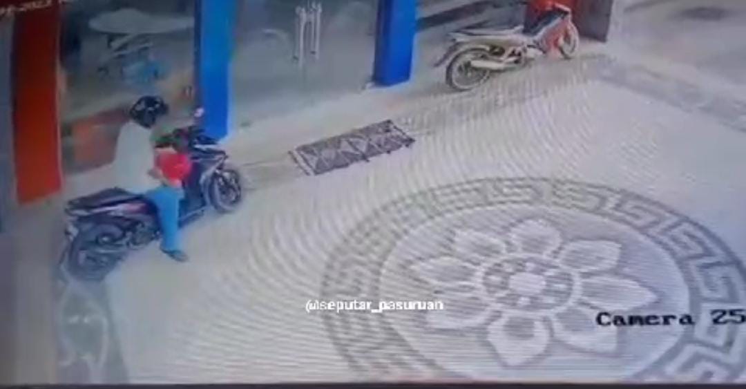 Sepeda Motor Guru SMAN 2 Kota Pasuruan Raib, Terduga Pelaku Pakai Celana Cokelat Ala PNS dan Seragam Sekolah 6 IMG 20231212 WA0005