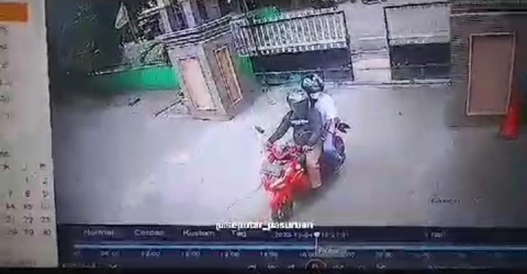 Sepeda Motor Guru SMAN 2 Kota Pasuruan Raib, Terduga Pelaku Pakai Celana Cokelat Ala PNS dan Seragam Sekolah 5 Dua terduga pelaku bermodus memakai celana cokelat ala PNS dan seragam sekolah membawa kabur sepeda motor guru SMAN 2 Kota Pasuruan. Foto: tangkapan layar CCTV