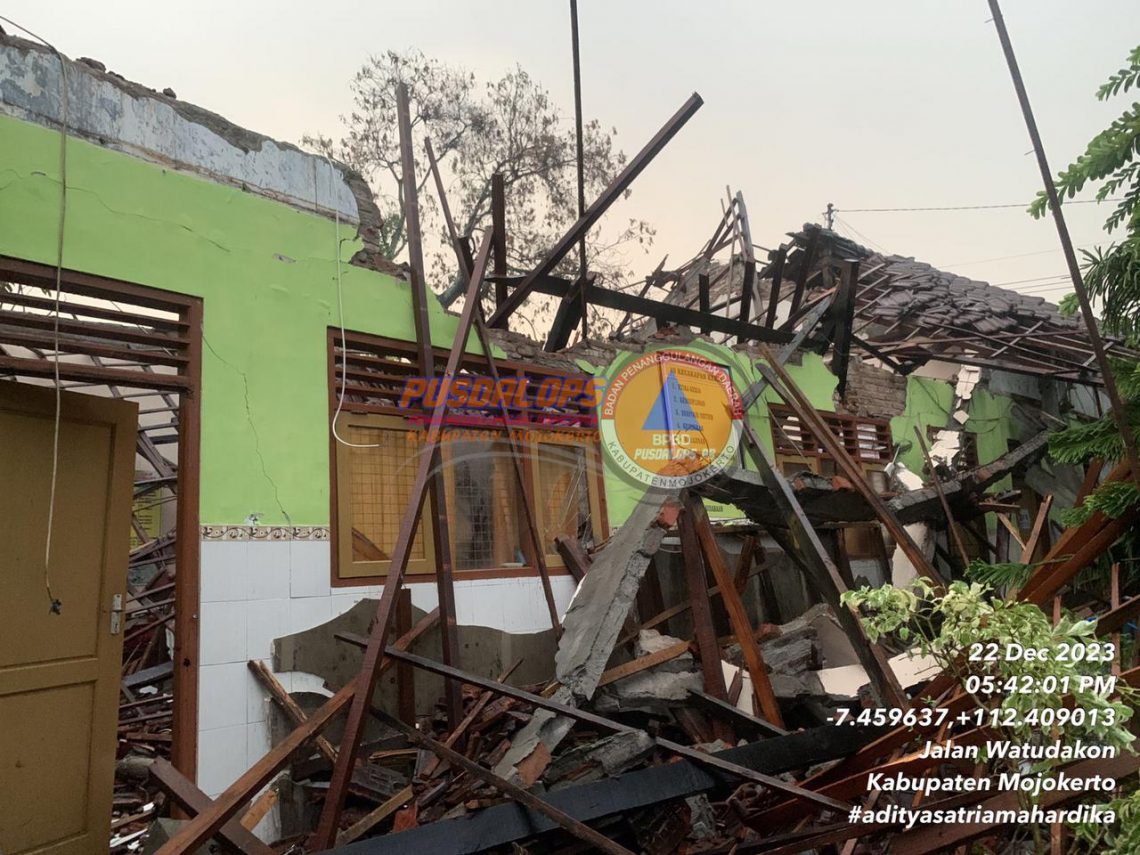 Angin Kencang Sapu Bangunan SDN Ngingasrembyong Mojokerto 5 Bangunan di SDN Ngingasrembyong yang rusak karena angin kencang dan hujan lebat. Foto: BPBD Kabupaten Mojokerto