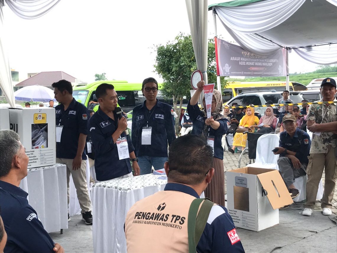 Rekrutmen Pengawas Tempat Pemungutan Suara di Kabupaten Mojokerto Dimulai Januari 2024 5 Simulasi penghitungan suara yang disaksikan pengawas TPS. Foto: Hanif Nanda/Tugu Jatim
