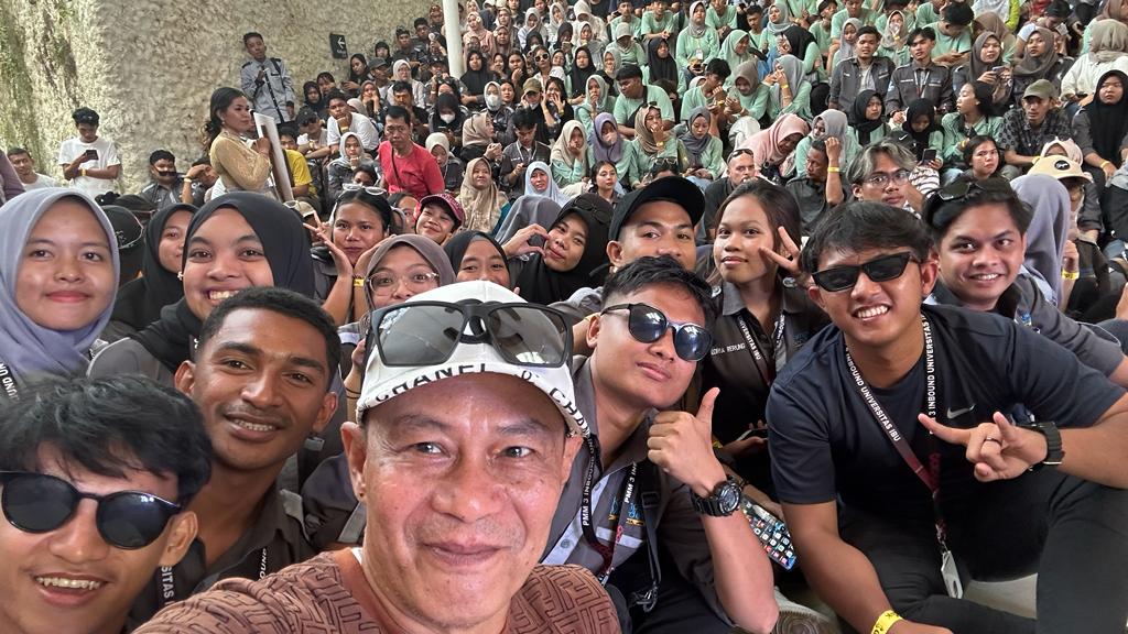Kado Akhir Tahun, Universitas IBU Malang Raih Prestasi Gemilang di Program Pertukaran Mahasiswa Merdeka 7 Rektor Universitas IBU, Dr Nurcholis Sunuyeko MSi (topi putih) bersama ratusan mahaiswa in-bound PMM4. Foto: dok Universitas IBU