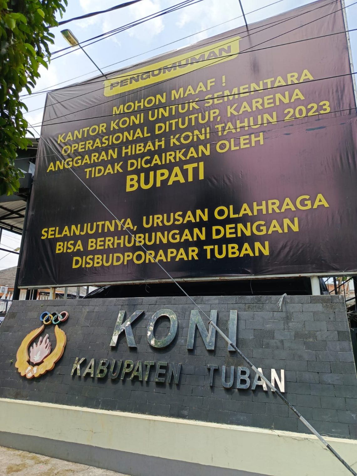 Penghujung 2023, Hibah KONI Tuban Tak Kunjung Cair 5 Pengumuman yang terpasang di depan Kantor KONI Tuban terkait penutupan Kantor KONI Tuban. Foto: dok istimewa