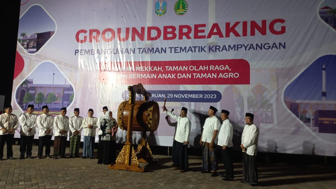 Gubernur Jawa Timur, Khofifah Indar Parawansa dan Wali Kota Pasuruan, Syaifullah Yusuf memukul bedug tanda peresmian groundbreaking pembangunan Taman Tematik Krampyangan di Kecamatan Bugul Kidul, Kota Pasuruan, pada Rabu (29/11/2023) malam. Foto: Laoh Mahfud/Tugu Jatim
