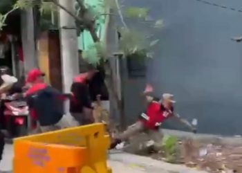 Viral, Oknum Buruh Tendang Anggota Satpol PP Surabaya Saat Demo