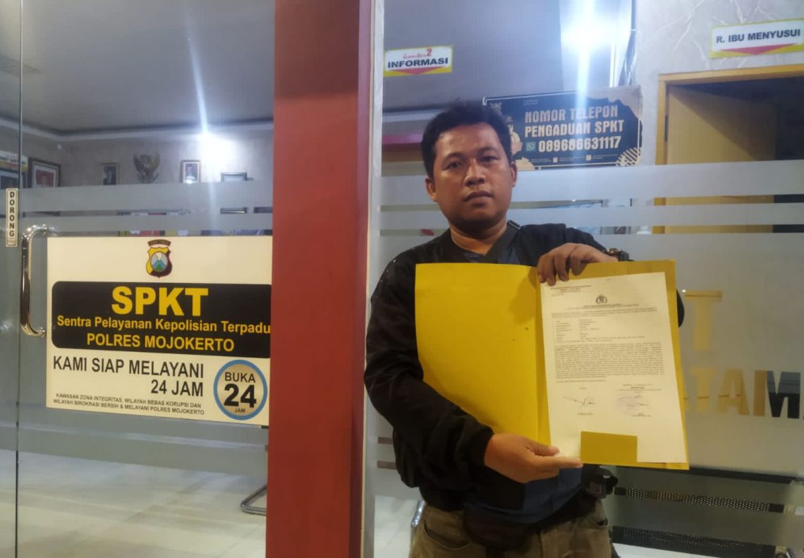 Wartawan Asal Sidoarjo Kehilangan Sepeda Motor Saat Ngopi di Mojokerto 1 Ahmad Fuad setelah mengurus laporan kehilangan motor di Polres Mojokerto. Foto: dok pribadi