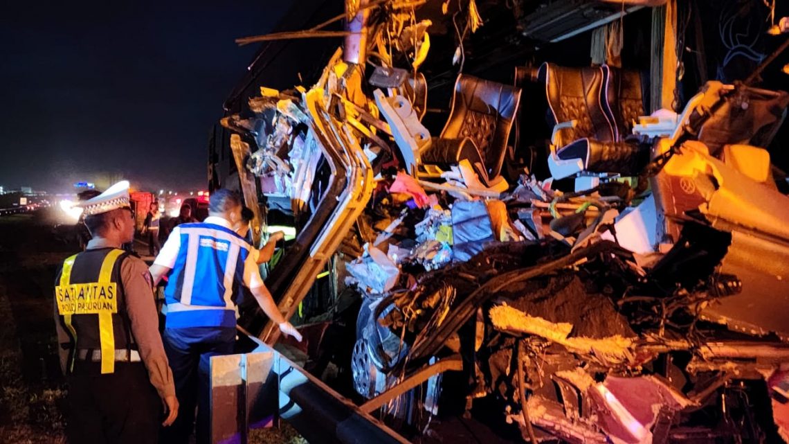 Kecelakaan maut bus rombongan SMK tabrak truk di Tol Gempol Pasuruan, pada Sabtu (2/12/2023) dini hari. Foto: dok Satlantas Polres Pasuruan