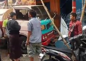 Truk Pupuk Cair Tabrak 2 Sepeda Motor dan Pagar Rumah Warga Pasuruan