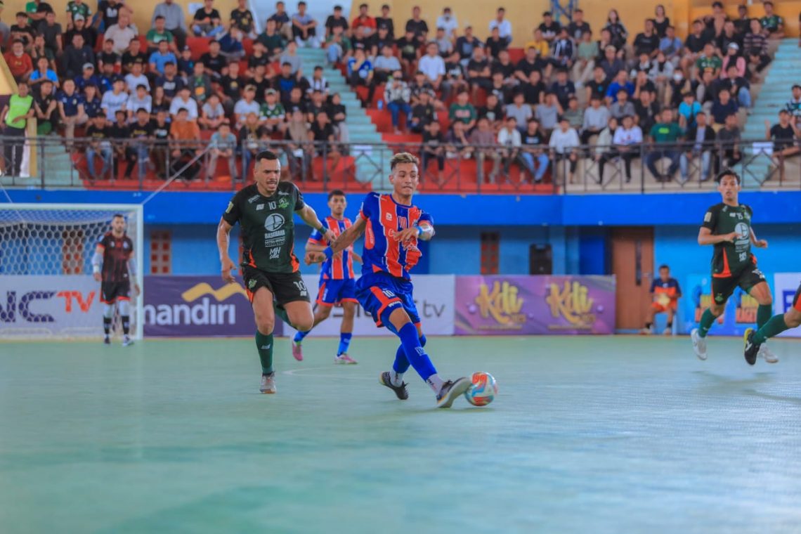 Unggul FC Malang Harus Akui Ketangguhan Bintang Timur Surabaya 1 Pemain Unggul FC, Andres Josue Teran dibayangi oleh salah satu pemain Bintang Timur Surabaya dalam Liga Futsal Profesional musim 2023/2024. Foto: dok Unggul FC
