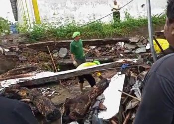 Hujan Deras, 2 Tukang Las Tertimpa Pagar Pabrik di Pasuruan
