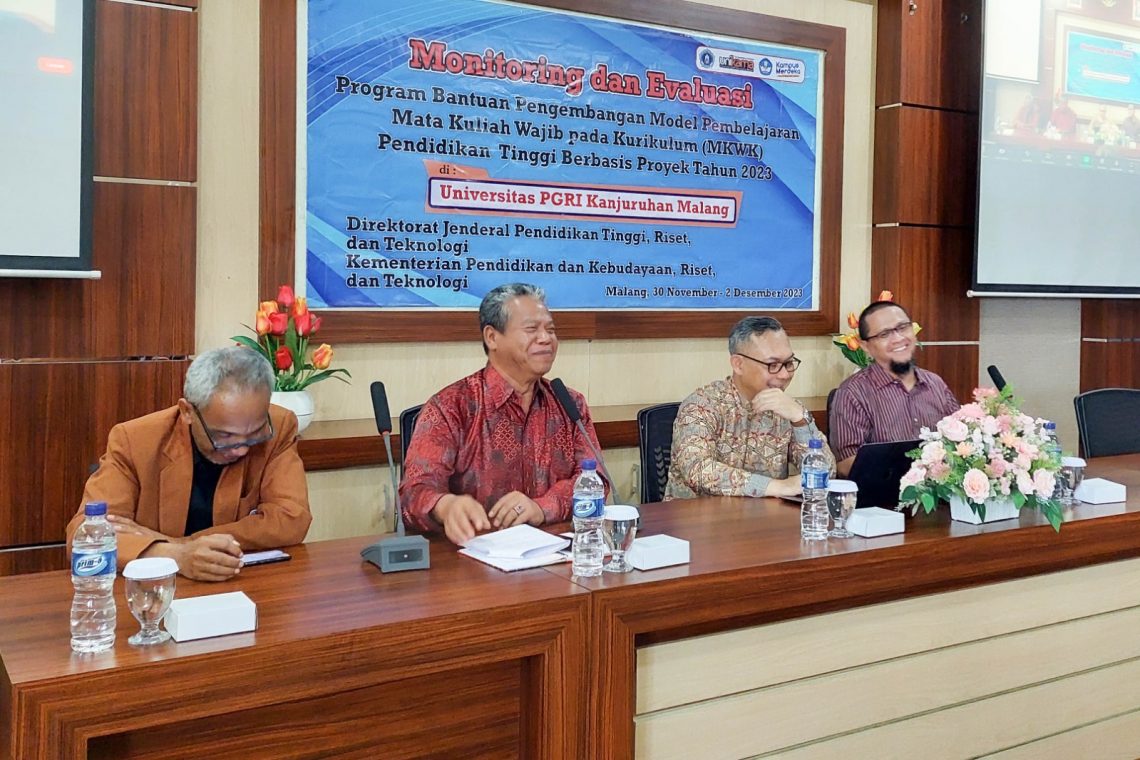 Rektor Unikama, Dr Sudi Dul Aji MSi (dua dari kiri) memberikan sambutan. Foto: dok Humas Unikama