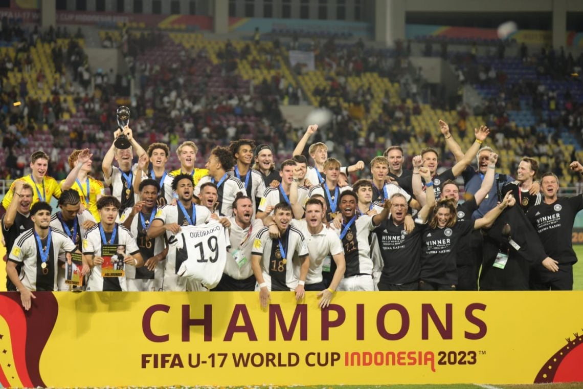 Jerman Juara Piala Dunia U-17 2023, Christian Wueck: Terima Kasih Indonesia 1 Timnas Jerman mengangkat trofi Piala Dunia U-17 2023. Foto: LOC WCU17/NFL