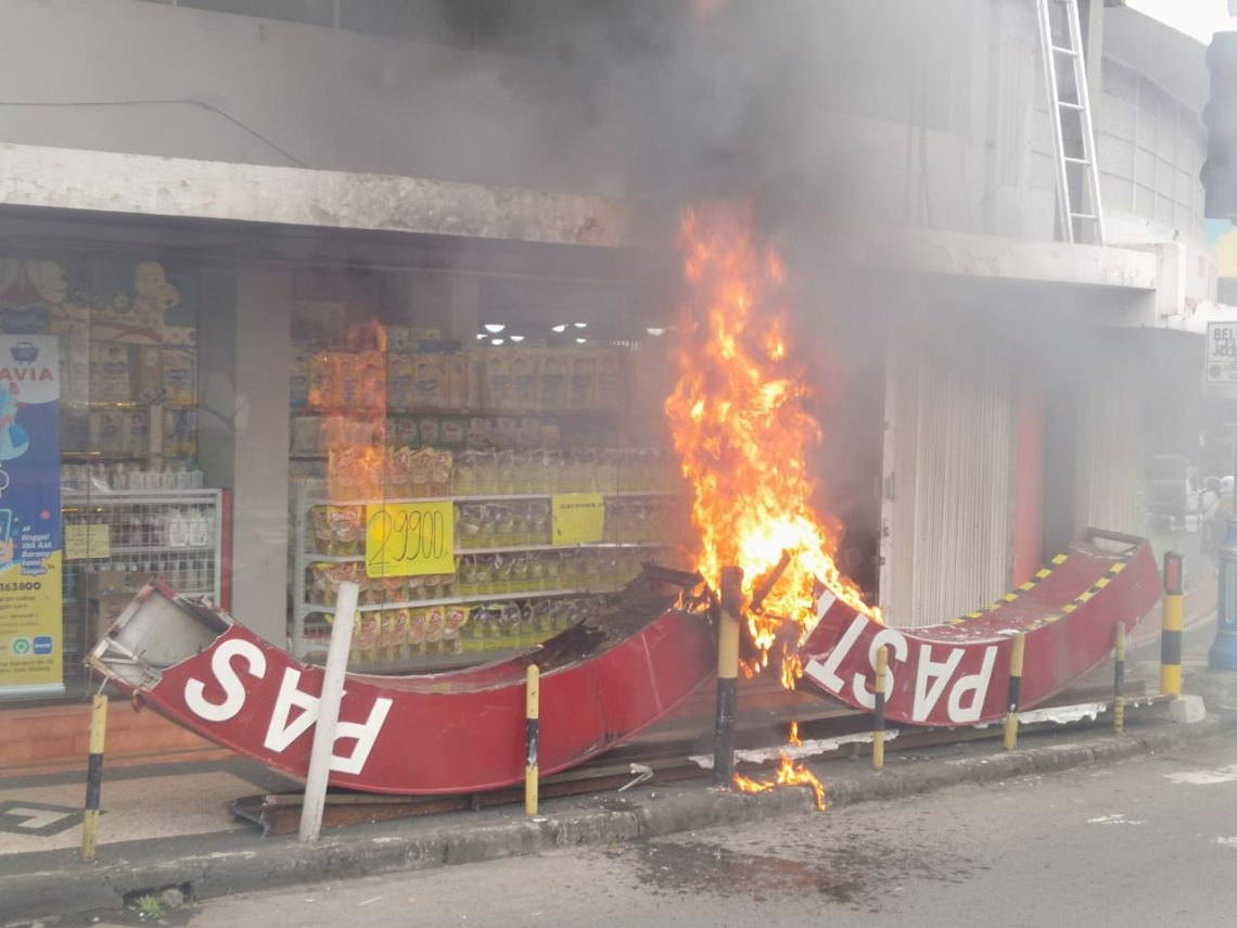 Neon box yang terbakar di toko Avia Kota Malang. Foto: dok Damkar Kota Malang
