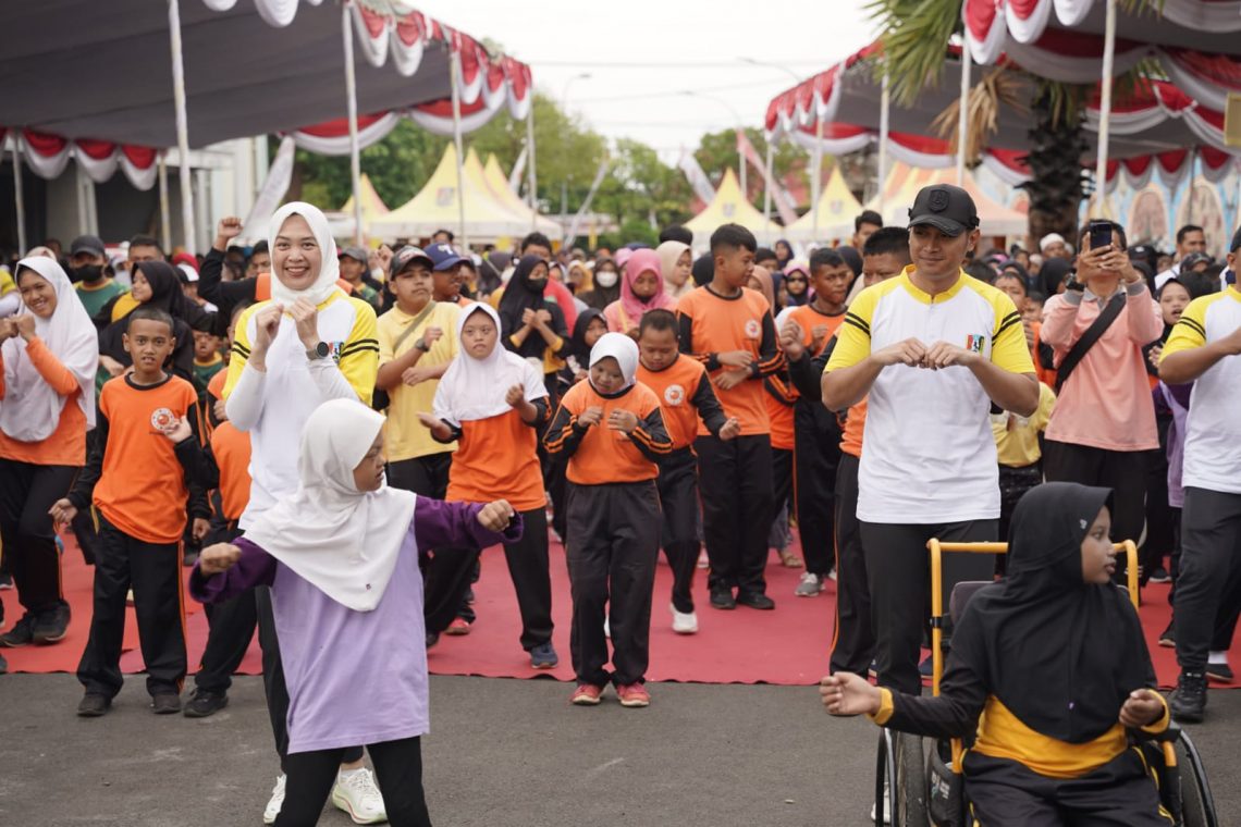 Pemkab Tuban Komitmen Perkuat Inklusi Sosial Bagi Penyandang Disabilitas 1 Bupati Tuban, Aditya Halindra Faridzky bersama penyandang disabilitas melakukan Senam Ceria. Foto: dok Diskominfo Tuban