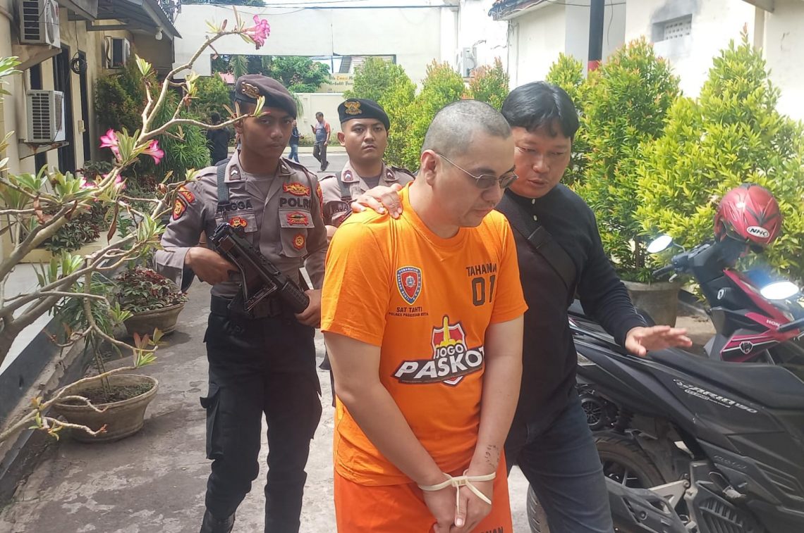 RAGT (41), tersangka pembunuhan pria yang tewas di Jalur Pantura Pasuruan-Probolinggo, di Dusun Mangkrengan, Desa Sumberagung, Kecamatan Grati, Kabupaten Pasuruan, pada Sabtu (2/12/2023) lalu. Foto: Laoh Mahfud/Tugu Jatim