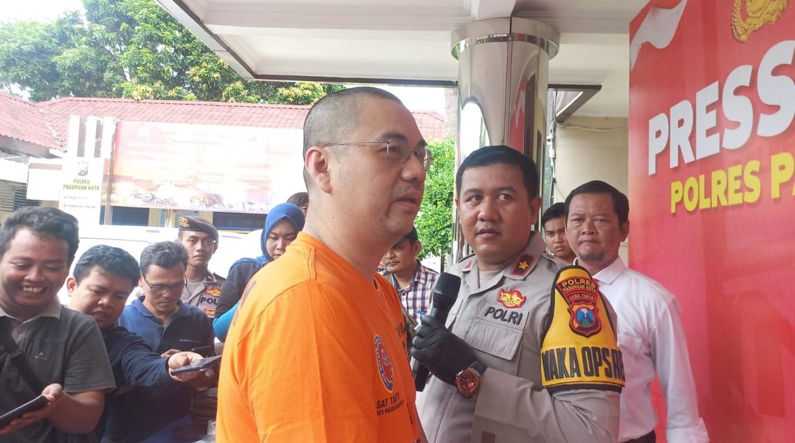 Motif Pembunuhan Pria di Jalur Pantura Pasuruan: Tersinggung Ditagih Utang Rp1,4 M 1 RAGT (41), tersangka pembunuhan pria yang tewas di Jalur Pantura Pasuruan-Probolinggo, di Dusun Mangkrengan, Desa Sumberagung, Kecamatan Grati, Kabupaten Pasuruan, pada Sabtu (2/12/2023) lalu. Foto: Laoh Mahfud/Tugu Jatim