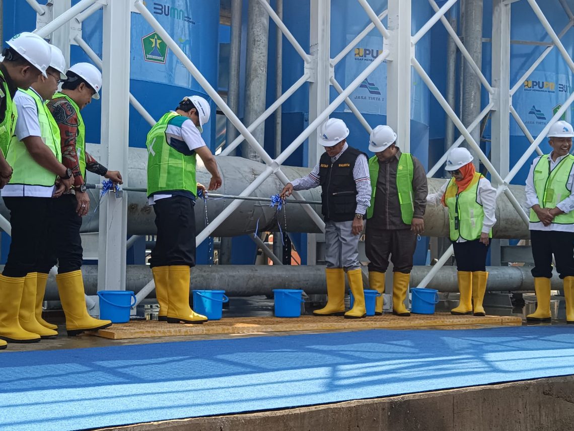 DPRD Kota Malang Belum Terima Dokumen Proyek Water Treatment Plan Sungai Bango 1 Mantan Wali Kota Malang, Sutiaji bersama jajaran Pemkot Malang tengah mencoba air bersih hasil pengolahan dari proyek Water Treatment Plan (WTP) air Sungai Bango. Foto: Yona Arianto/Tugu Jatim