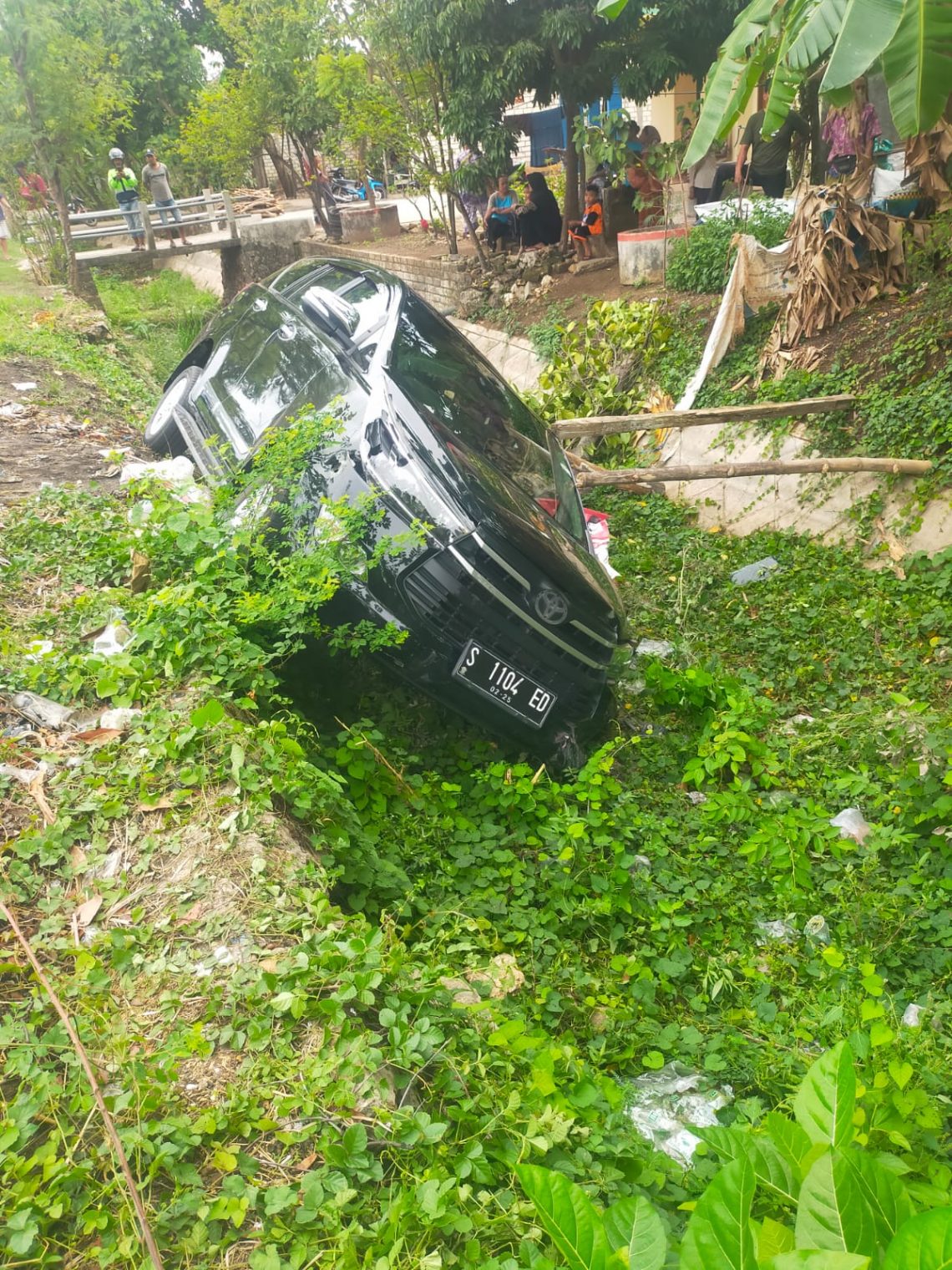 Mobil Innova jatuh ke dalam parit di Jalan Merakurak-Kerek, tepatnya di Desa Tuwiri Kulon, Kecamatan Merakurak, Kabupaten Tuban, pada Senin (4/12/2023). Foto: dok Satlantas Polres Tuban