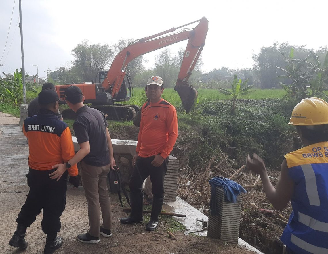 Giat pembersihan sungai di Kemlagi, Kabupaten Mojokerto. Foto: BPBD Mojokerto
