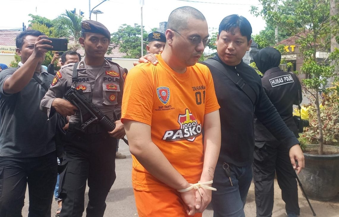 Ngaku Khilaf, Tersangka Pembunuhan Beralasan Jalur Pantura Pasuruan Angker 1 RAGT (41), tersangka pembunuhan pria yang tewas di Jalur Pantura Pasuruan-Probolinggo, di Dusun Mangkrengan, Desa Sumberagung, Kecamatan Grati, Kabupaten Pasuruan, pada Sabtu (2/12/2023) lalu. Foto: Laoh Mahfud/Tugu Jatim