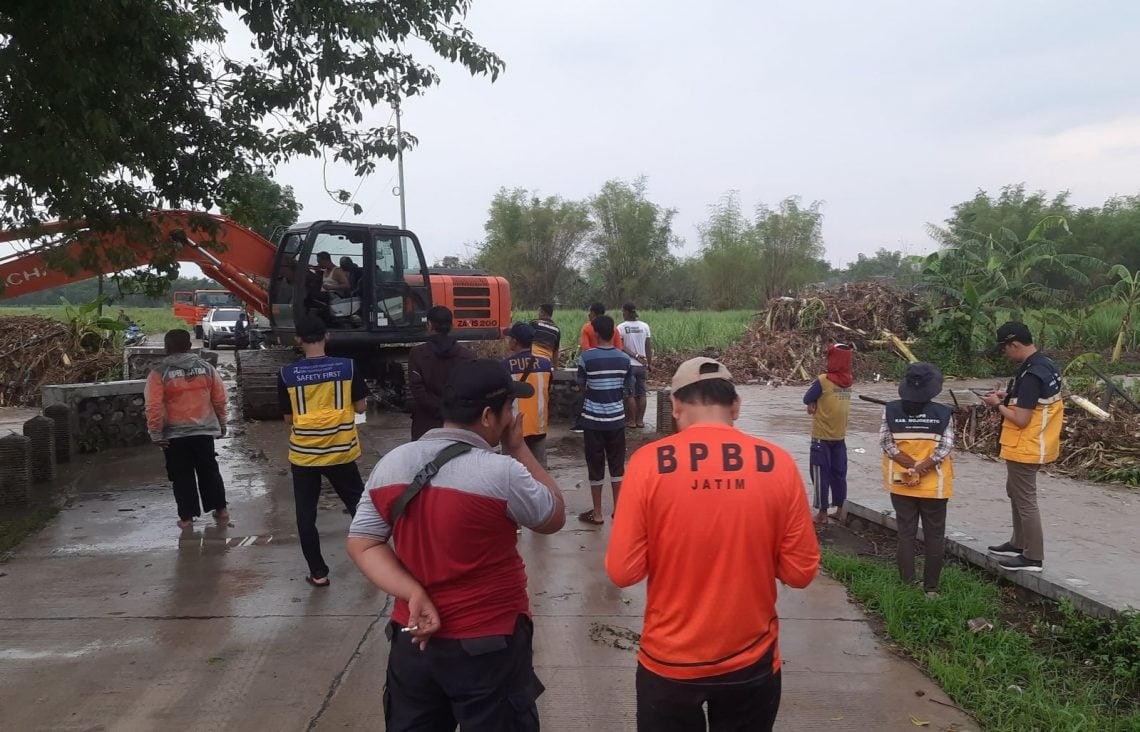 Musim Hujan, Ini Daftar Sungai Rawan Meluap di Mojokerto 1 Pembersihan sungai melibatkan alat berat. Foto: BPBD Kabupaten Mojokerto