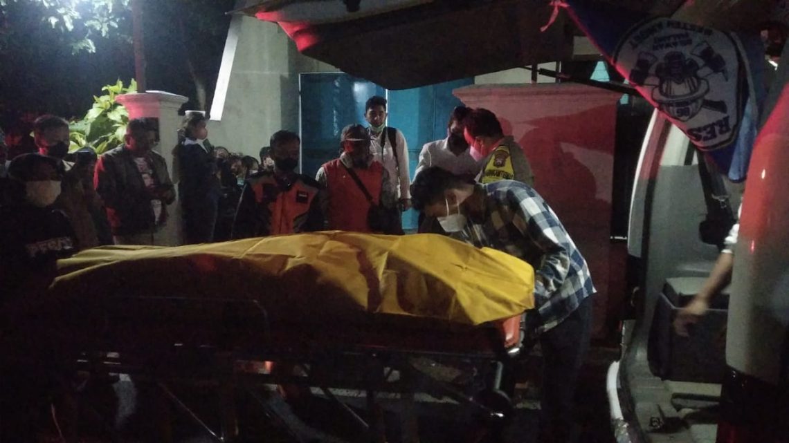 Caleg PSI Dapil Malang Raya Ditemukan Meninggal di Ruang Tamu Rumahnya 1 Petugas mengevakuasi jenazah Caleg PSI yang ditemukan meninggal di rumahnya. Foto: istimewa