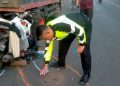 Motoran dari Bali, Bapak dan Anak Tabrak Truk Parkir di Pantura Pasuruan, 1 Tewas