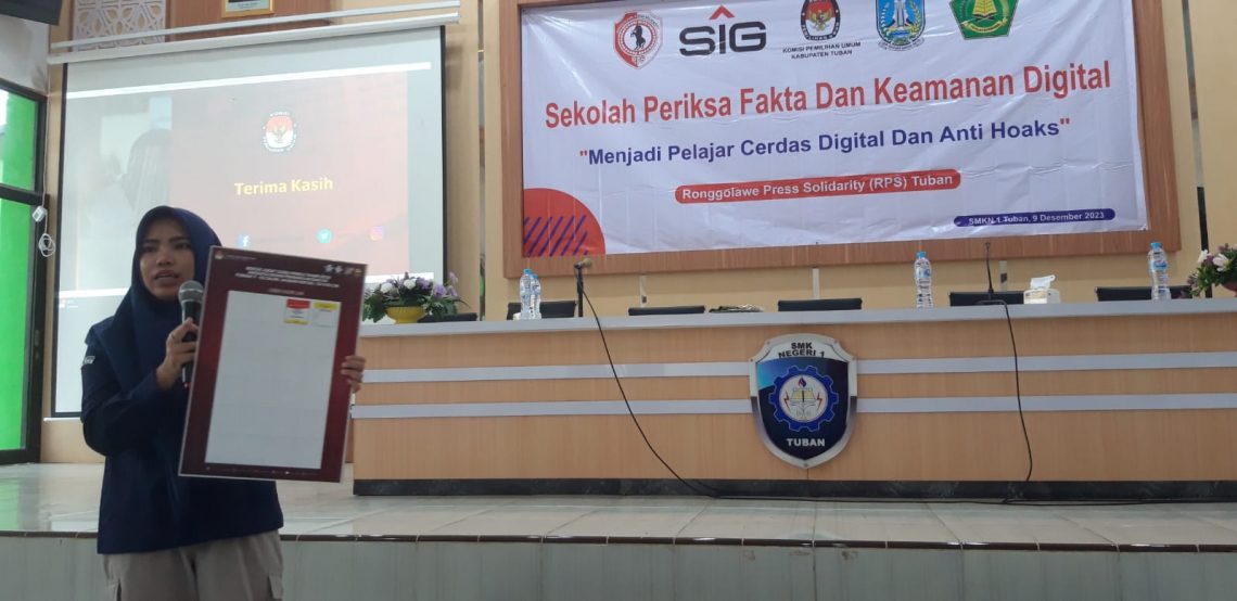 Operator Sidalih, Divisi Perencanaan, Data, dan Informasi KPU Kabupaten Tuban, Saila Amaliya memberikan materi. Foto: dok RPS Tuban