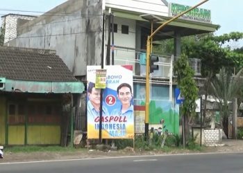 Pemasangan Alat Peraga Kampanye di Tuban Dinilai Bahayakan Penyeberang Jalan