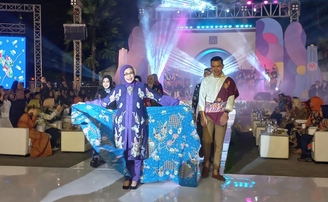 Kota Pasuruan Punya Motif Batik Baru, Terinspirasi Tari Terbang Bandung 1 Ketua Dekranasda Kota Pasuruan, Fatma Syaifullah Yusuf mengenalkan batik Terbang Bandung di pembukaan Pasuruan Pop Up Market, pada Sabtu (9/12/2023) malam. Foto: Laoh Mahfud/Tugu Jatim