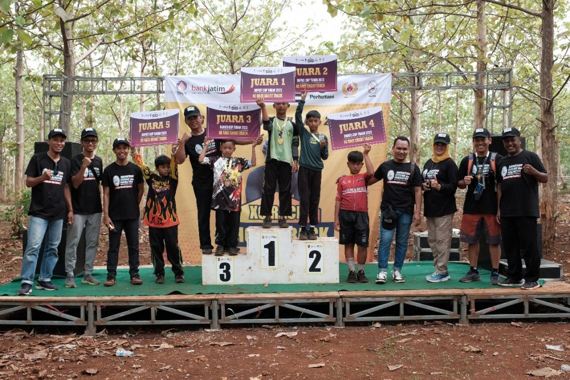 Selebrasi para juara balap sepeda MTB ISSI Tuban. Foto: dok Humas KONI Tuban