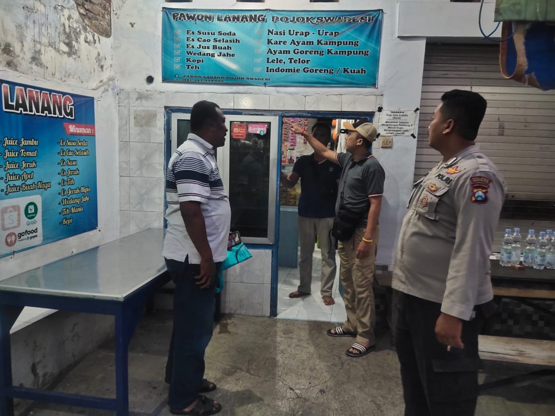 Polisi memeriksa lokasi kejadian, di sebuah warung di lingkungan Swadesi, Kelurahan Kresikan  Kecamatan Bangil, Kabupaten Pasuruan, pada Senin (11/12/2023). Foto: dok Polres Pasuruan