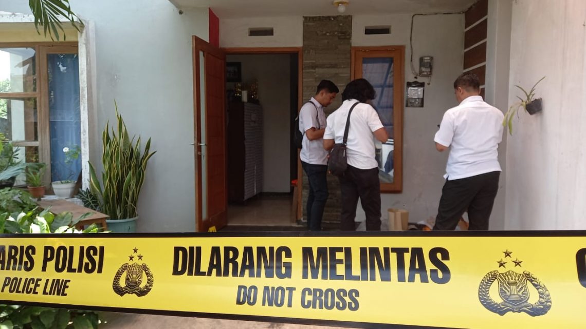 Ayah, Ibu, dan 1 Anaknya Ditemukan Tewas di Malang 1 Polisi melakukan olah lokasi kejadian. Foto: Aisyah Nawangsari/Tugu Jatim