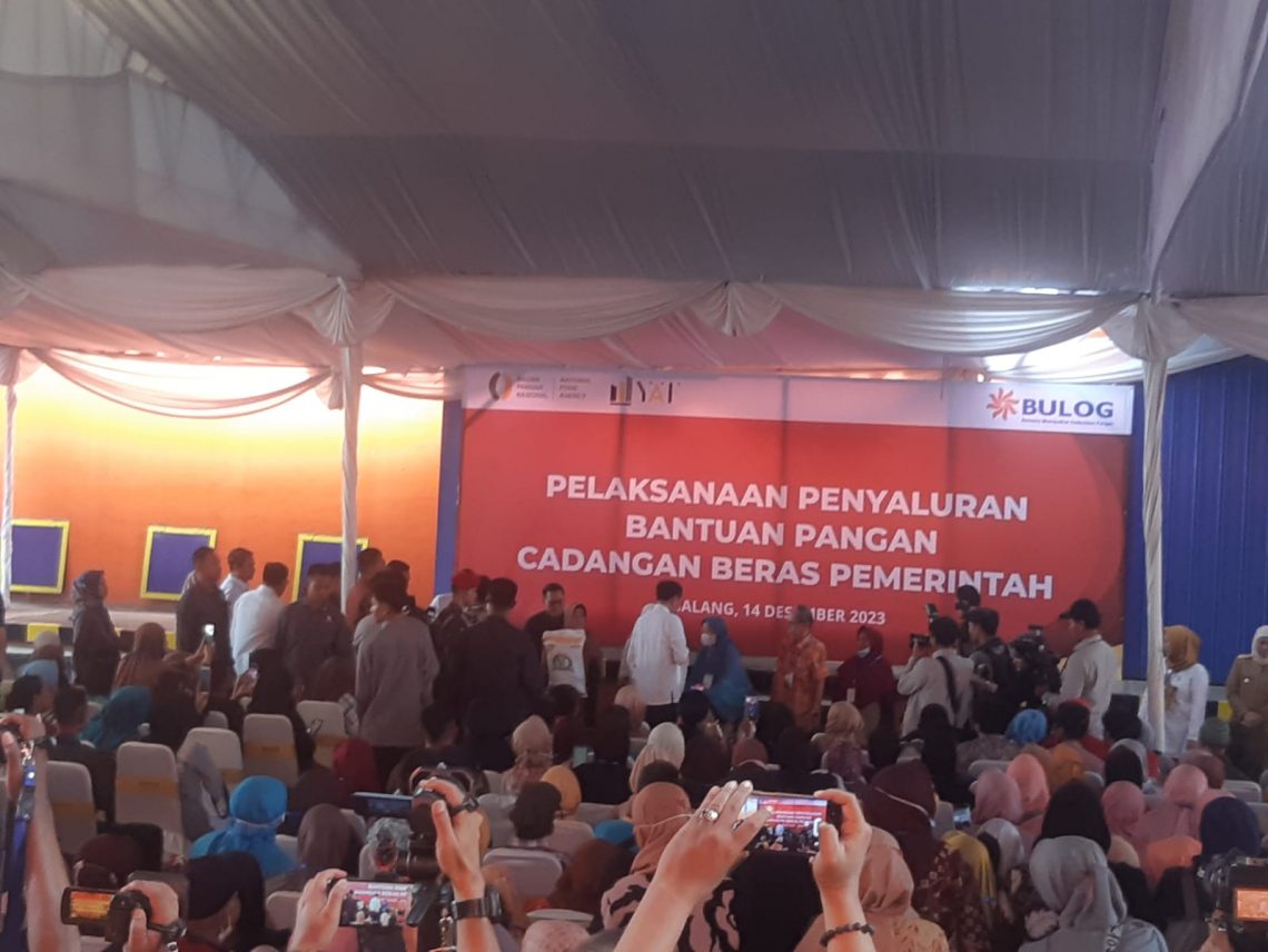 Jokowi Bagikan Sepeda ke 2 Wanita Saat Penyaluran Bantuan Pangan di Malang 1 Presiden RI, Joko Widodo menyalurkan bantuan pangan di Gudang Bulog, Kota Malang. Foto: M Sholeh/Tugu Jatim