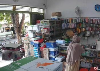 Wanita Berkerudung Terekam CCTV Bawa Kabur Ponsel di Tempat Fotokopi Kota Pasuruan