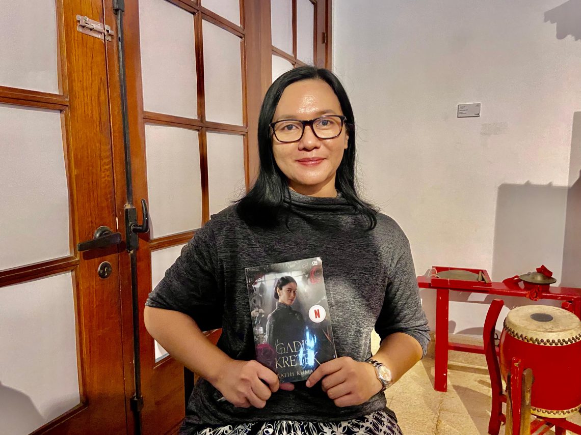 Penulis novel Gadis Kretek, Ratih Kumala. Foto: Izzatun Najibah/Tugu Jatim